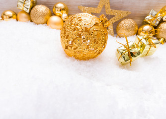 Christbaumkugeln im Schnee