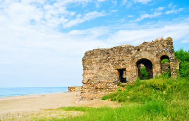 Fototapeta na wymiar Beautiful tropical beach landscape with ruins of castle