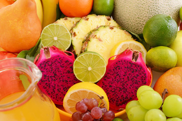 新鮮な果物とジュース