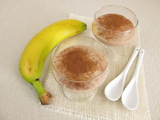 Selbst gemachtes Schokoladeneis Dessert mit gefrorenen Bananen und Kakao