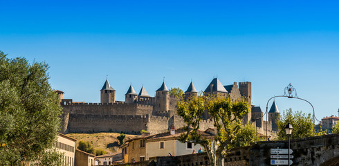 Fototapeta na wymiar La Cité de Carcassonne depuis le pont vieux dans l'Aude en Languedoc, Occitanie en France