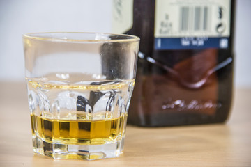 Whiskyglas vor Whiskyflasche