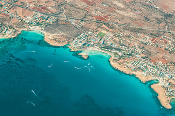 Fototapeta na wymiar Вид с самолета на береговую линию и пляжи Кипра