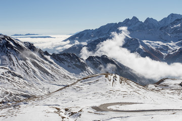 Zamglone i ośnieżone alpejskie szczyty