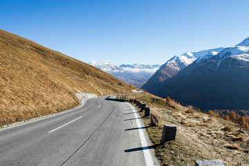 Jesienna droga na Grossglockner w austriackich Alpach © Anna