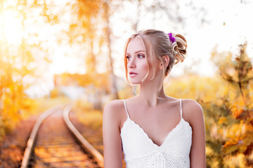 Junge Frau mit natürlich, romantischem Make-up und Styling, Herbst, Sommer