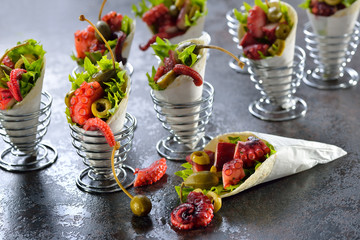 Partyfood: Mini-Wraps gefüllt mit Tintenfischsalat mit Oliven und Kapern - Mini tortillas stuffed...