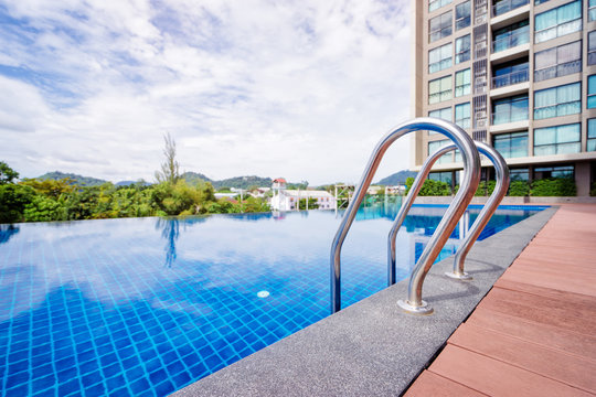 Outdoor infinity swimming pool in condo building