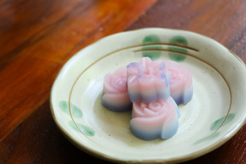 Layer Sweet Cake (Kanom Chan), rose shape and orchid shape