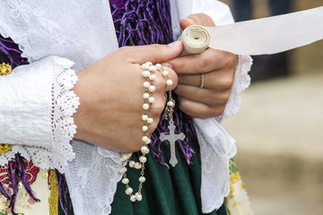 CAGLIARI, ITALIA - MAGGIO 1, 2016: 360^ Festa di Sant'Efisio - Sardegna dettaglio dei gioielli...