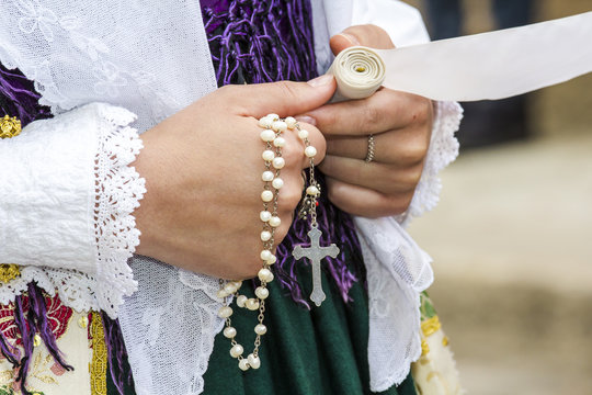 CAGLIARI, ITALIA - MAGGIO 1, 2016: 360^ Festa di Sant'Efisio - Sardegna dettaglio dei gioielli tenuti in mano da una ragazza in costume sardo