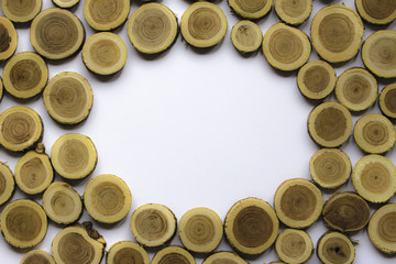 Frame aus kleinen Holzscheiben weichgezeichnet und freigestellt