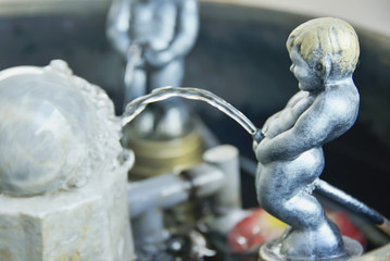 Naklejka premium Statue blow
