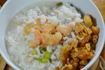 rice porridge with minced pork and dried shrimp topping fried garlic on bowl