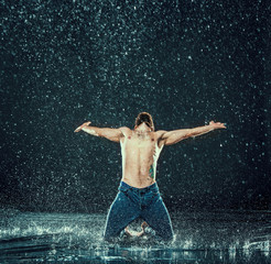 Fototapeta na wymiar The male break dancer in water.