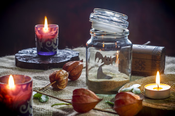 kompozycja halloween ze świecami słoikami na stole, Don't open till Halloween