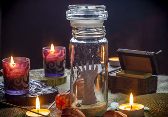 kompozycja halloween ze świecami słoikami na stole, Don't open till Halloween