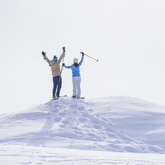 Fototapeta na wymiar Schneeschuhwanderer genießen die Erhabenheit am Gipfel