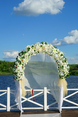 Obraz na płótnie Canvas arch of flowers at the wedding