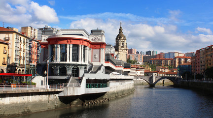 Bilbao (Espagne) / Marché de la Ribera et Le fleuve Nervion