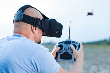 drone pilot using fpv goggles to fly - obrazy, fototapety, plakaty