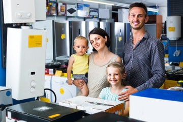 Obraz premium parents with kids in store