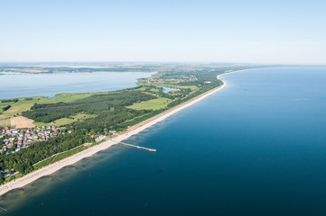 Luftaufnahme des Küstenstreifens der Insel Usedom, im vordergrund Koserow