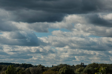 Himmel mit dunklen Wolken
