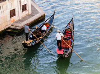 Obraz premium Two Gondolier rides gondola on the Grand Channel