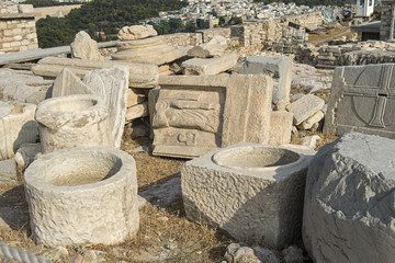 Ruinensteine auf dem Akropolishügel in Athen, Griechenland