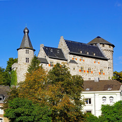 Fototapeta na wymiar Historische Altstadt von STOLBERG mit Burg in Hintergrund