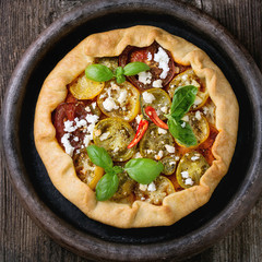 Open pie with party-colored tomatoes