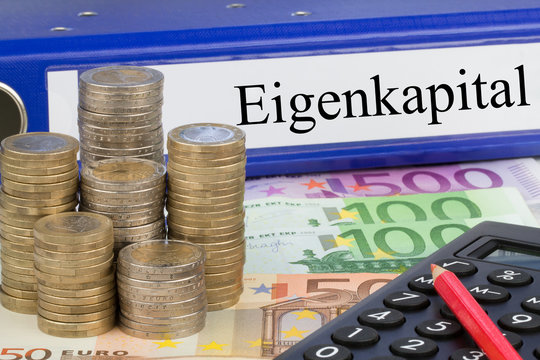 Eigenkapital - Ordner mit Geld und Taschenrechner