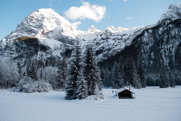 Fototapeta na wymiar Inverno sulle Dolomiti