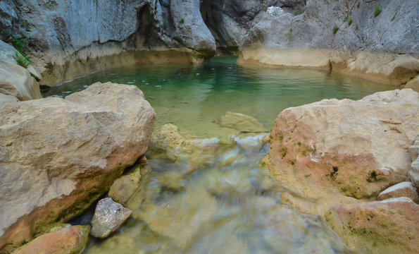 Temiz Pınar Suyu Havuzu