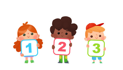 Niños sosteniendo tarjetas con los números 123.