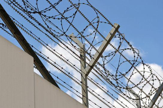 Sicherheit, Stachelzaun 