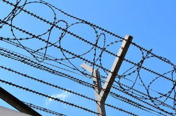 Sicherheit, Stachelzaun 