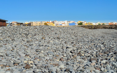 Playas de arena negra volcánica , callados y  piedras en Tenerife, Océano Atlántico