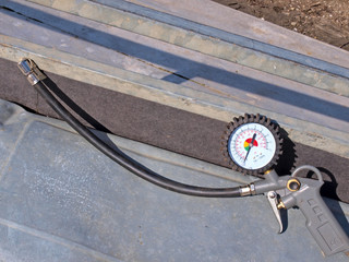 Air compressor tube nozzle with pressure gauge