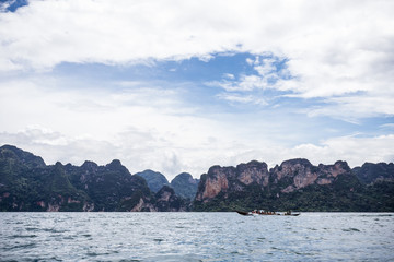 Obraz premium environment of mountains and river natural attractions in Ratchaprapha Dam at Khao Sok National Park, Surat Thani Province, Thailand.