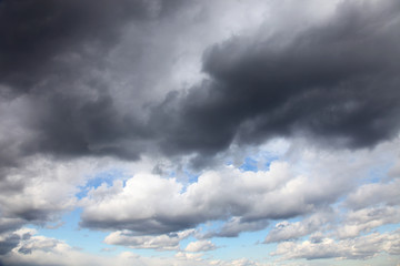 dunkle Wolken am Himmel