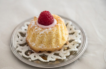 kleiner Gugelhupf mit Vanillecreme und Himbeere
