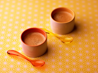 deux tasses de café mise au point sur la première avec faible profondeur de champ