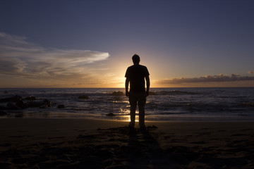 Mann am Strand Sonnenuntergang