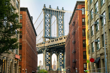 Fototapeta premium manhattan bridge i brooklyn neighborhood