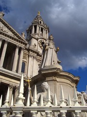 Fototapeta premium Queen Anne Statue, St. Paul's Cathedral, London beneath gathering storm clouds