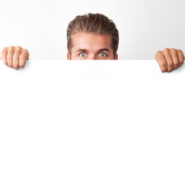Manager versteckt sich hinter einem Whiteboard  