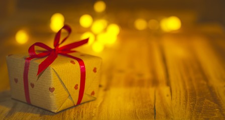 Weihnachtsgeschenk mit Herzen