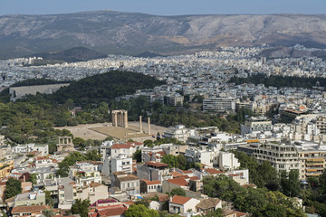 Obraz premium Miasto panorama Ateny z widokiem Olympieion (świątynia Zeusa), Ateny, Grecja